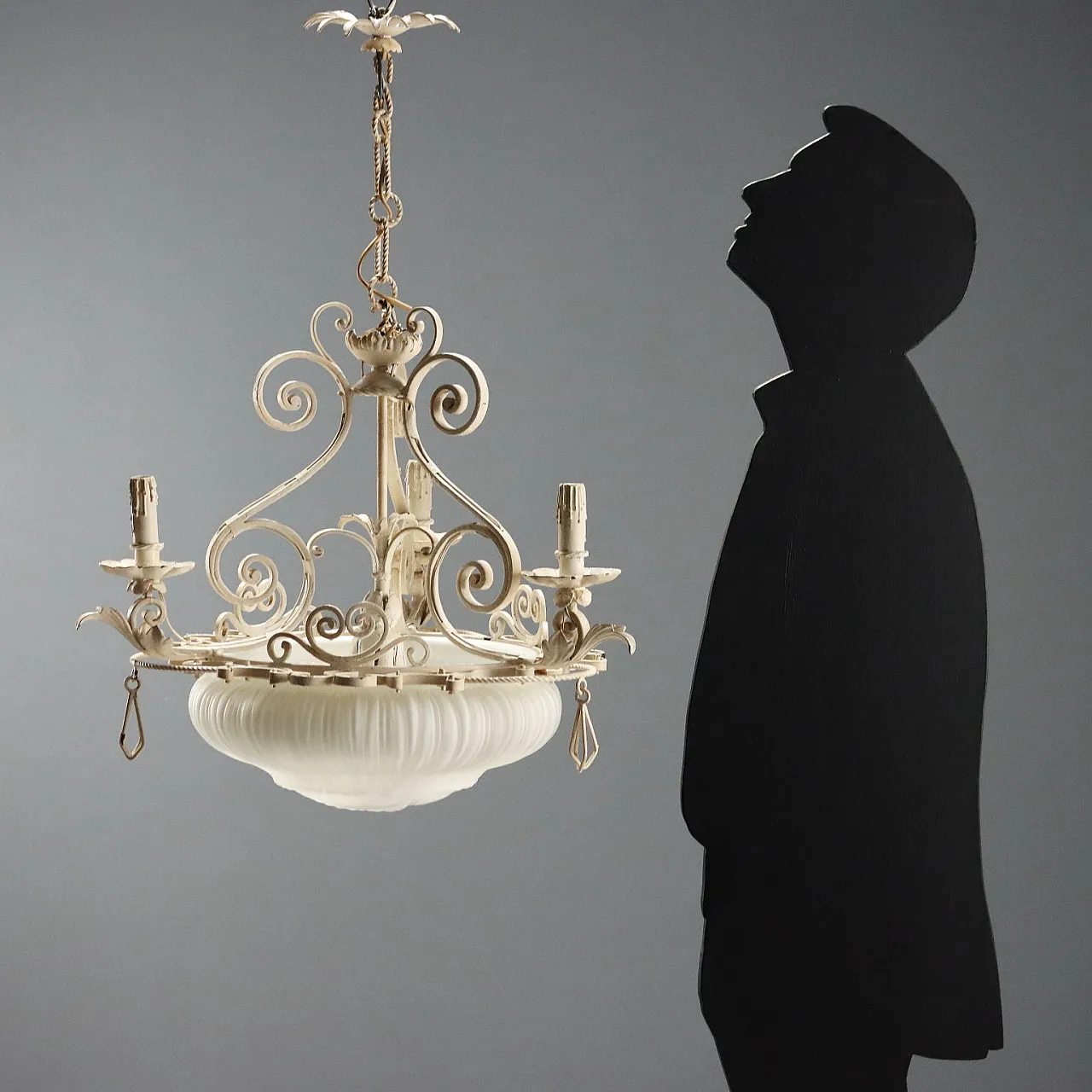 Lampadario in ferro battuto smaltato e vetro opalino, primo '900 2