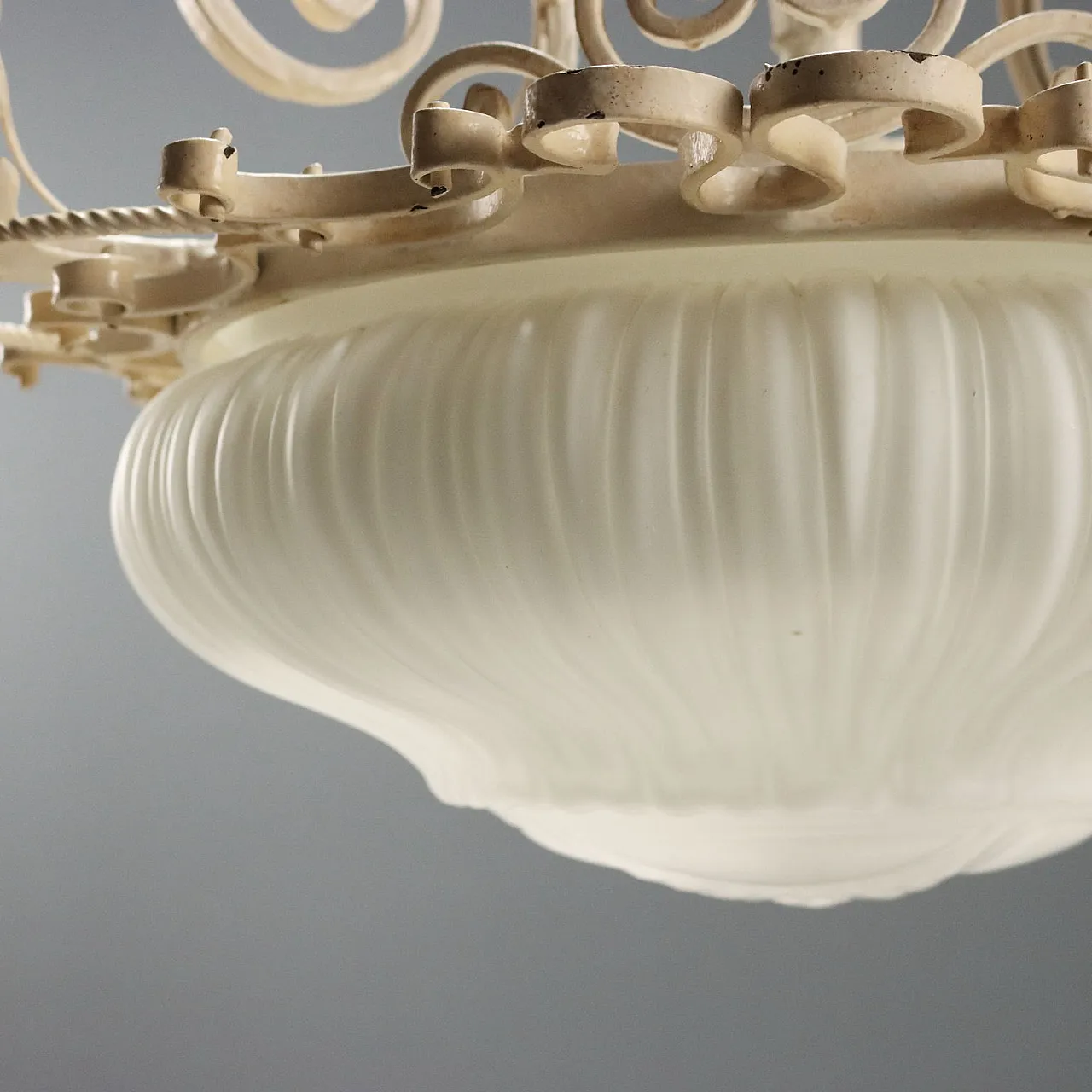 Lampadario in ferro battuto smaltato e vetro opalino, primo '900 4