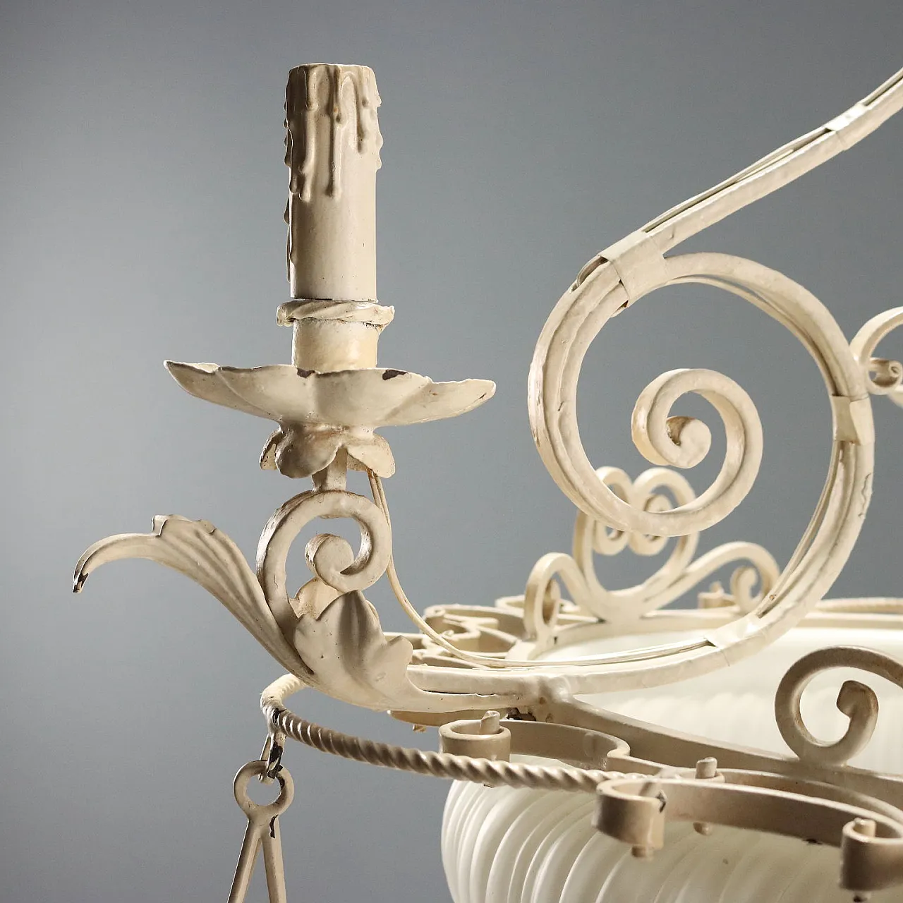 Lampadario in ferro battuto smaltato e vetro opalino, primo '900 5