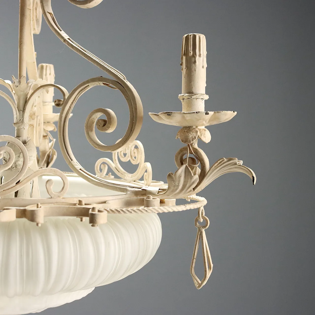 Lampadario in ferro battuto smaltato e vetro opalino, primo '900 6