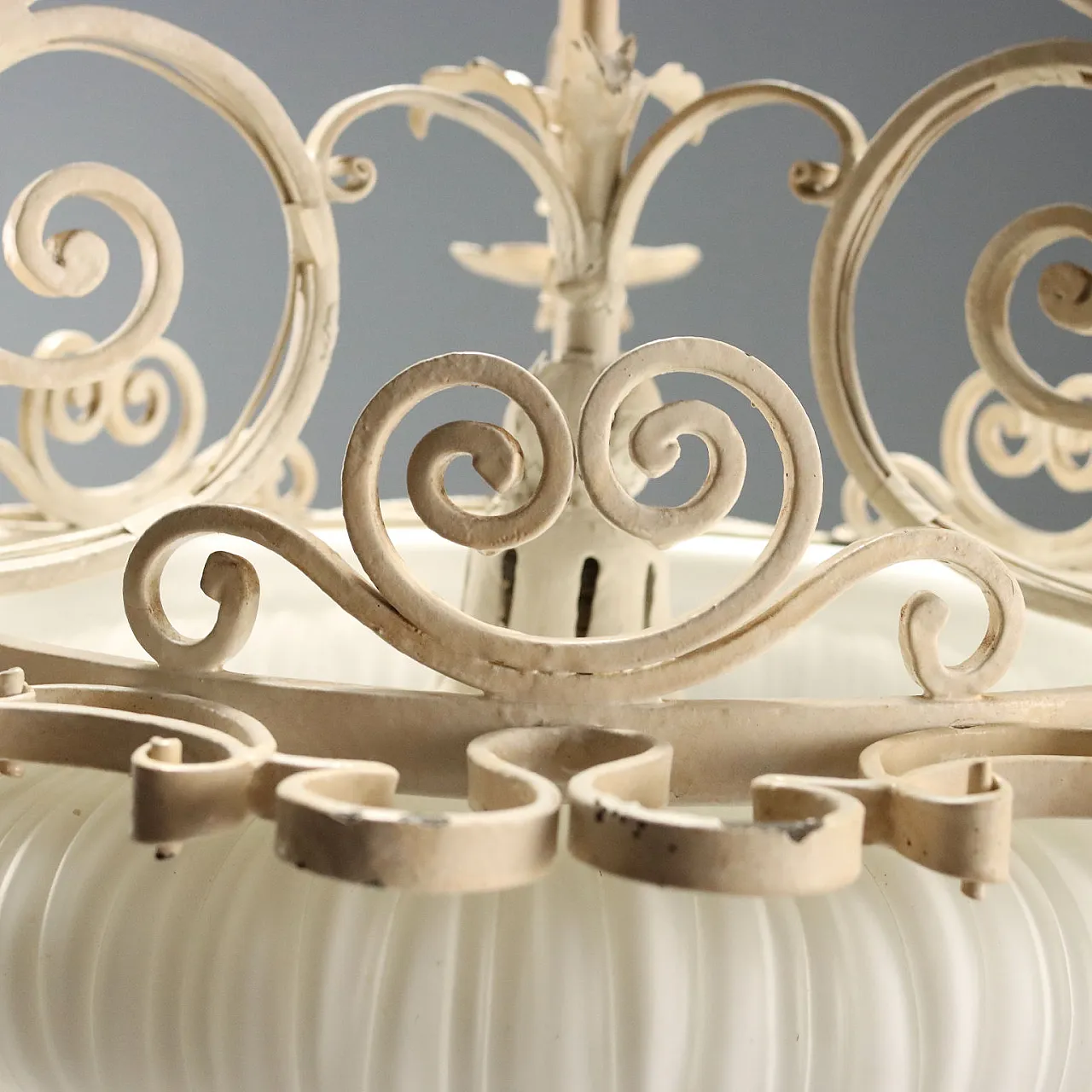 Lampadario in ferro battuto smaltato e vetro opalino, primo '900 7