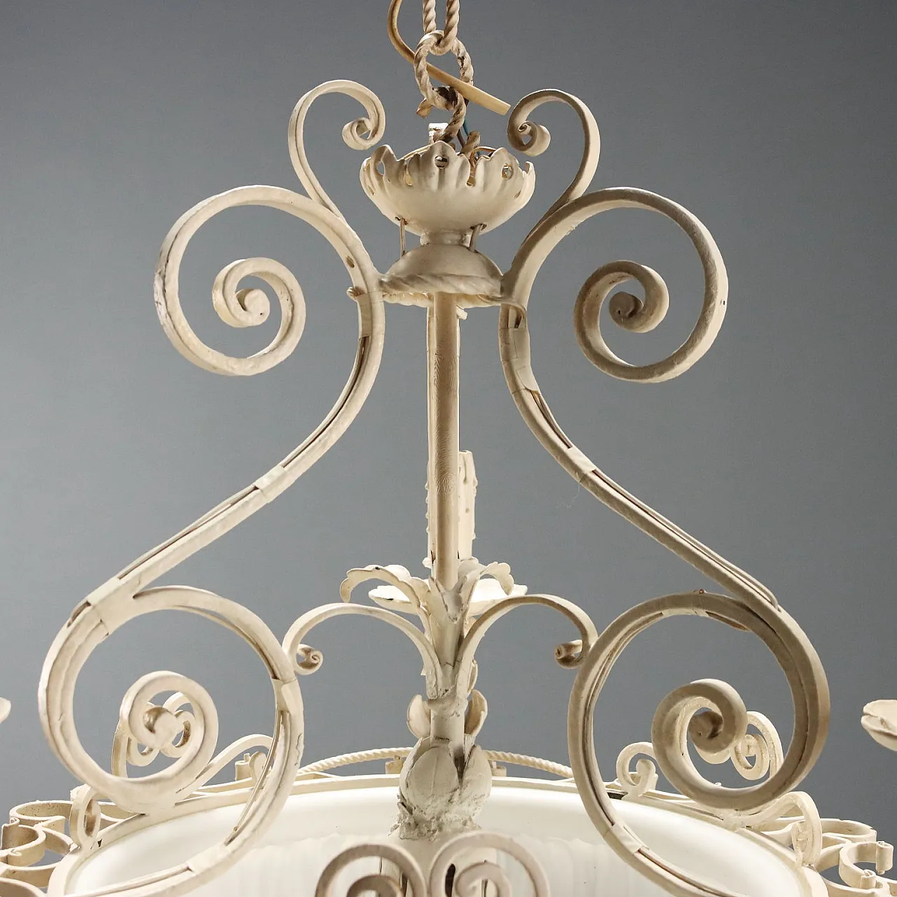 Lampadario in ferro battuto smaltato e vetro opalino, primo '900 8