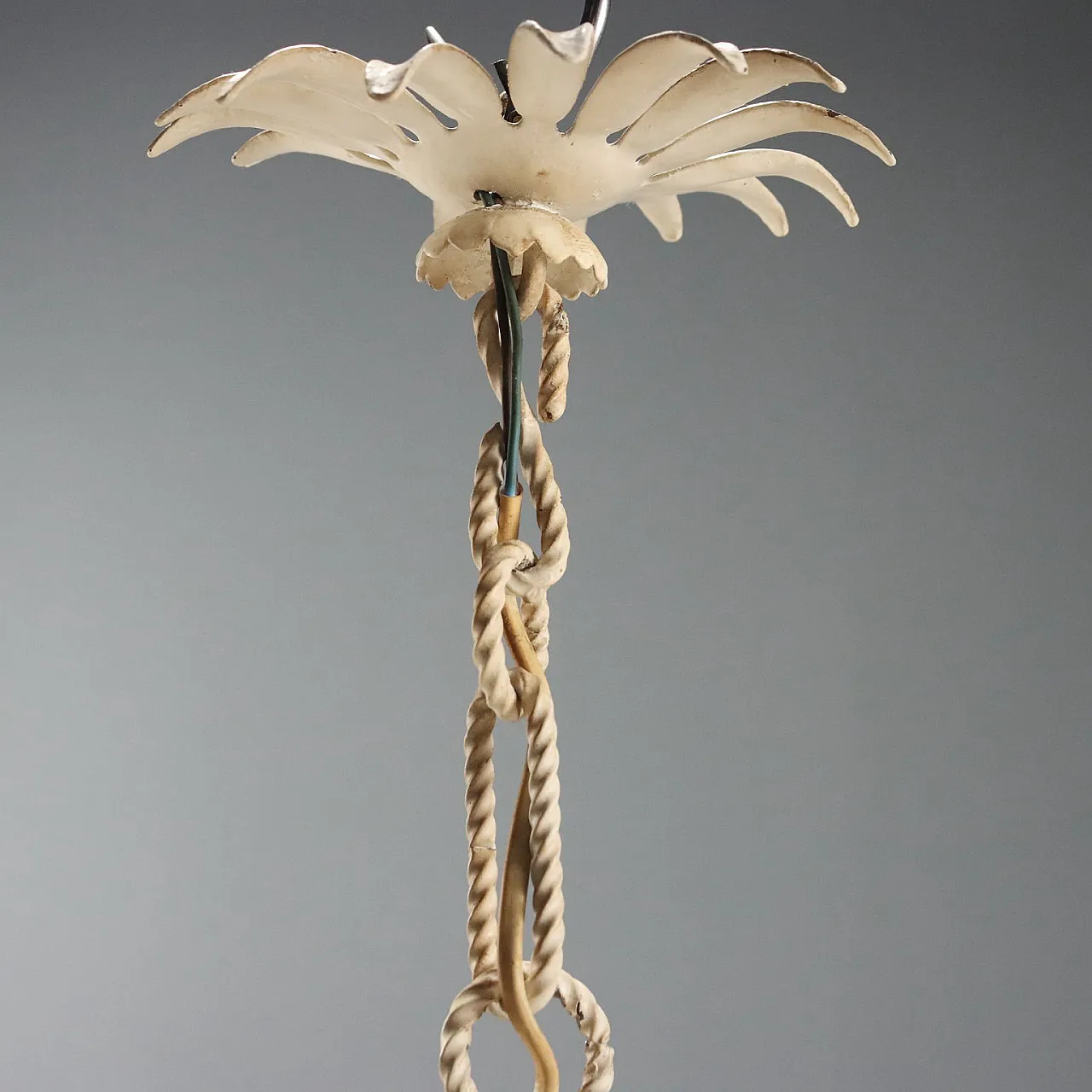 Lampadario in ferro battuto smaltato e vetro opalino, primo '900 9