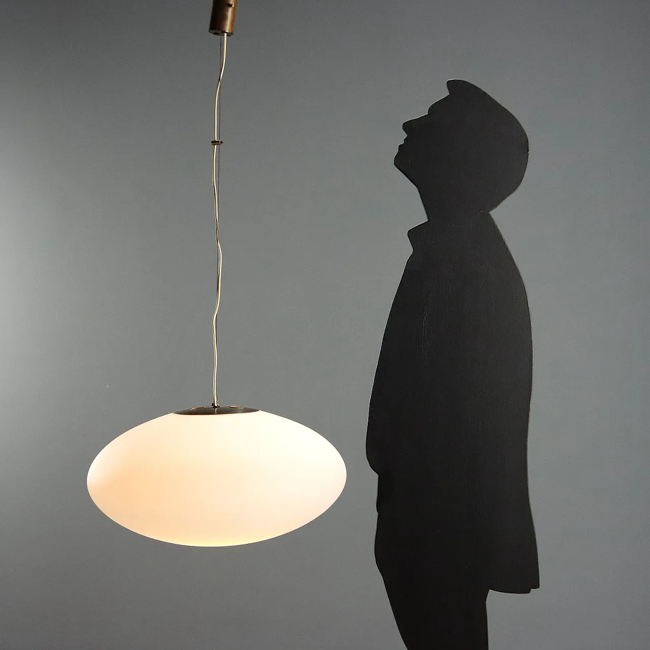 Lampadario in ottone e vetro opalino a forma di Ufo, '900 2