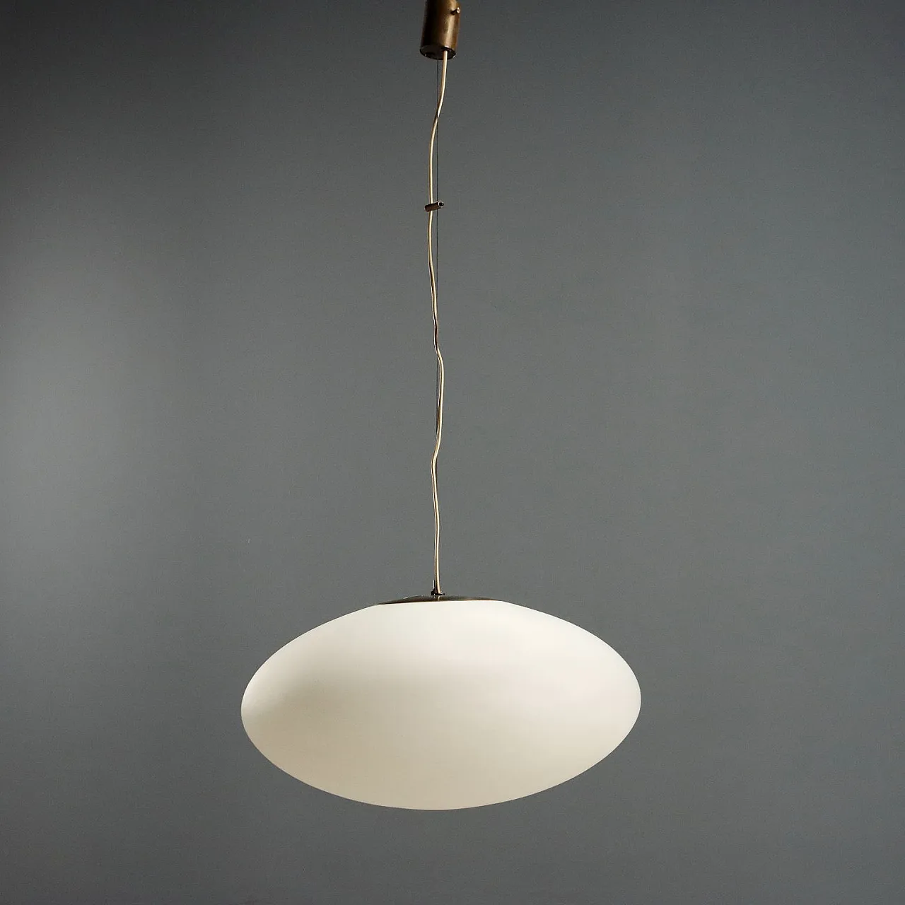 Lampadario in ottone e vetro opalino a forma di Ufo, '900 3