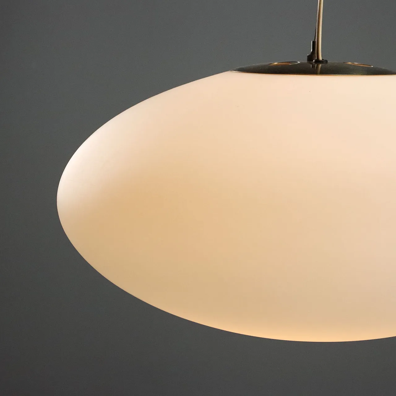 Lampadario in ottone e vetro opalino a forma di Ufo, '900 6