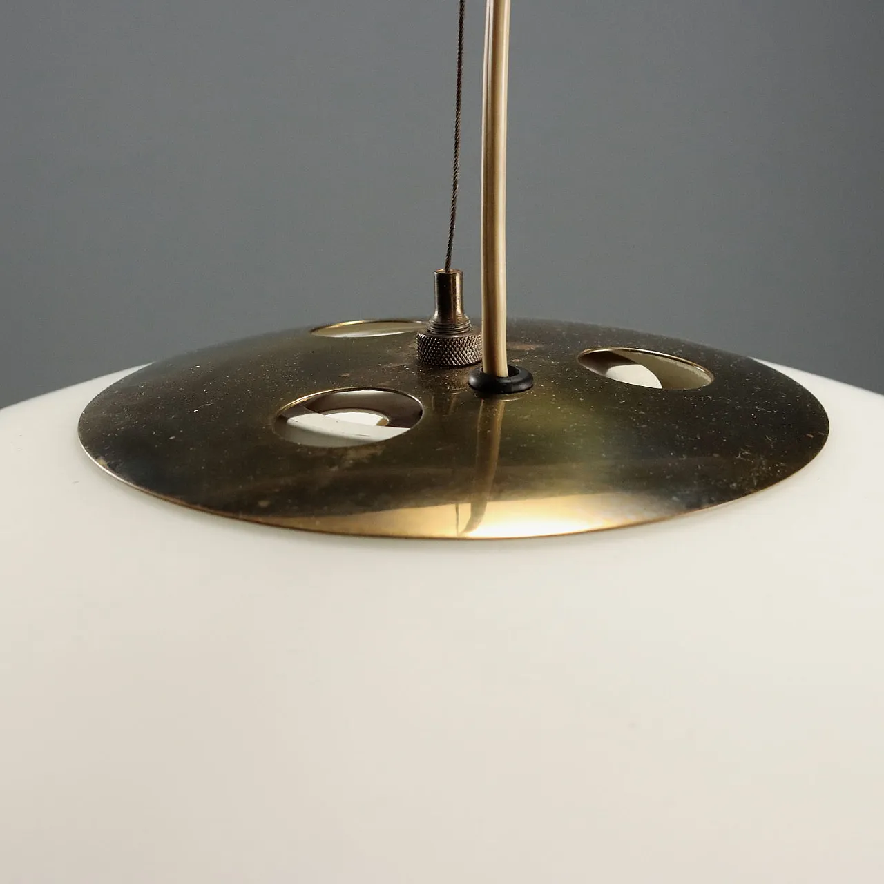 Lampadario in ottone e vetro opalino a forma di Ufo, '900 7