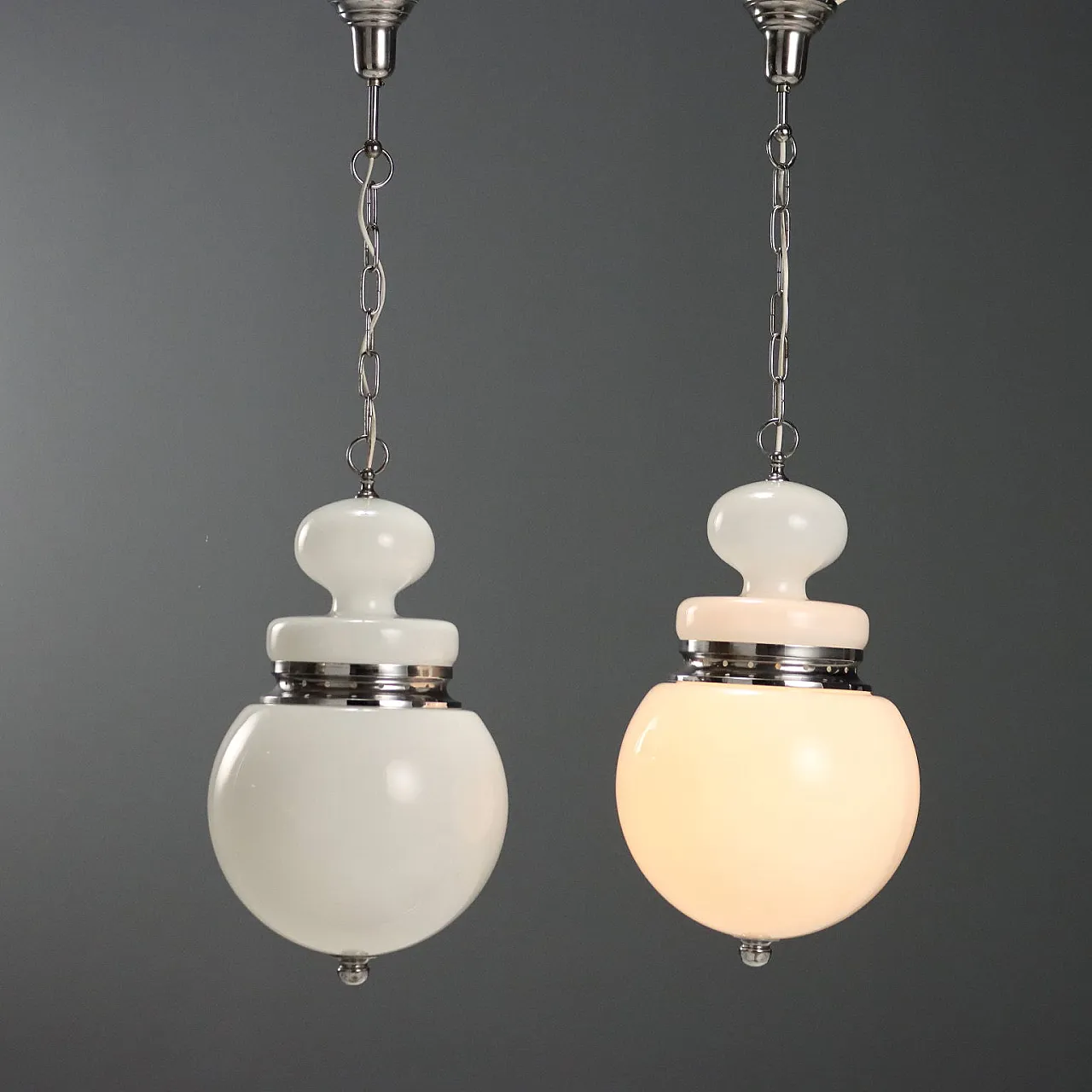 Coppia di lampadari in vetro lattimo e metallo cromato, '900 1