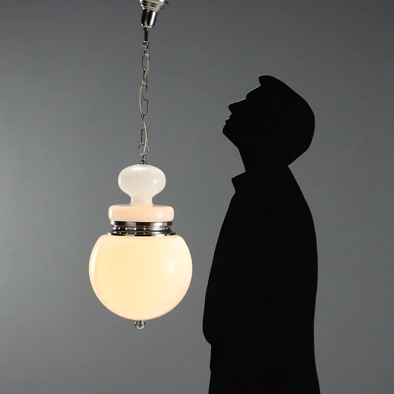 Coppia di lampadari in vetro lattimo e metallo cromato, '900 2