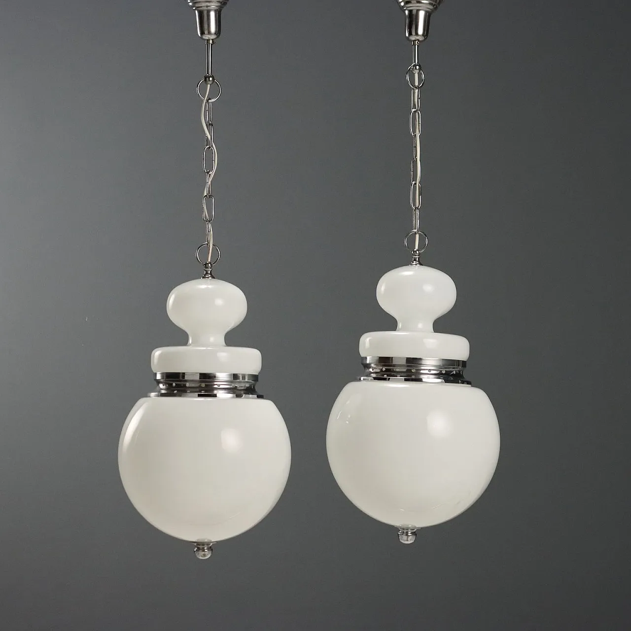 Coppia di lampadari in vetro lattimo e metallo cromato, '900 3