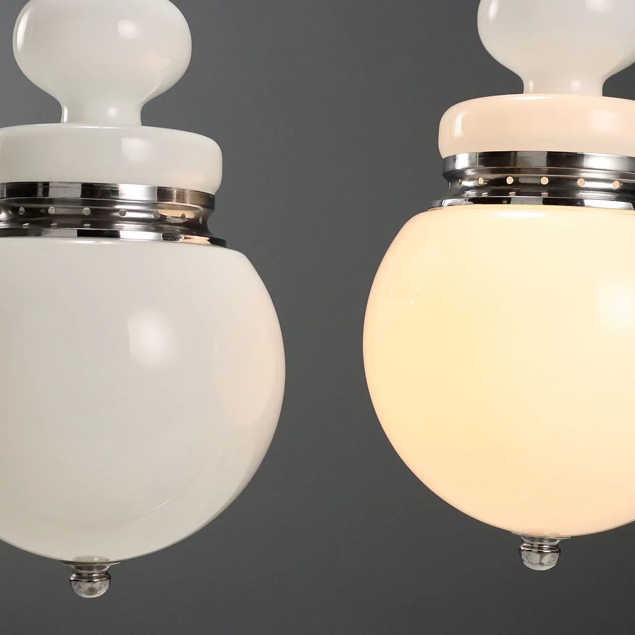 Coppia di lampadari in vetro lattimo e metallo cromato, '900 4