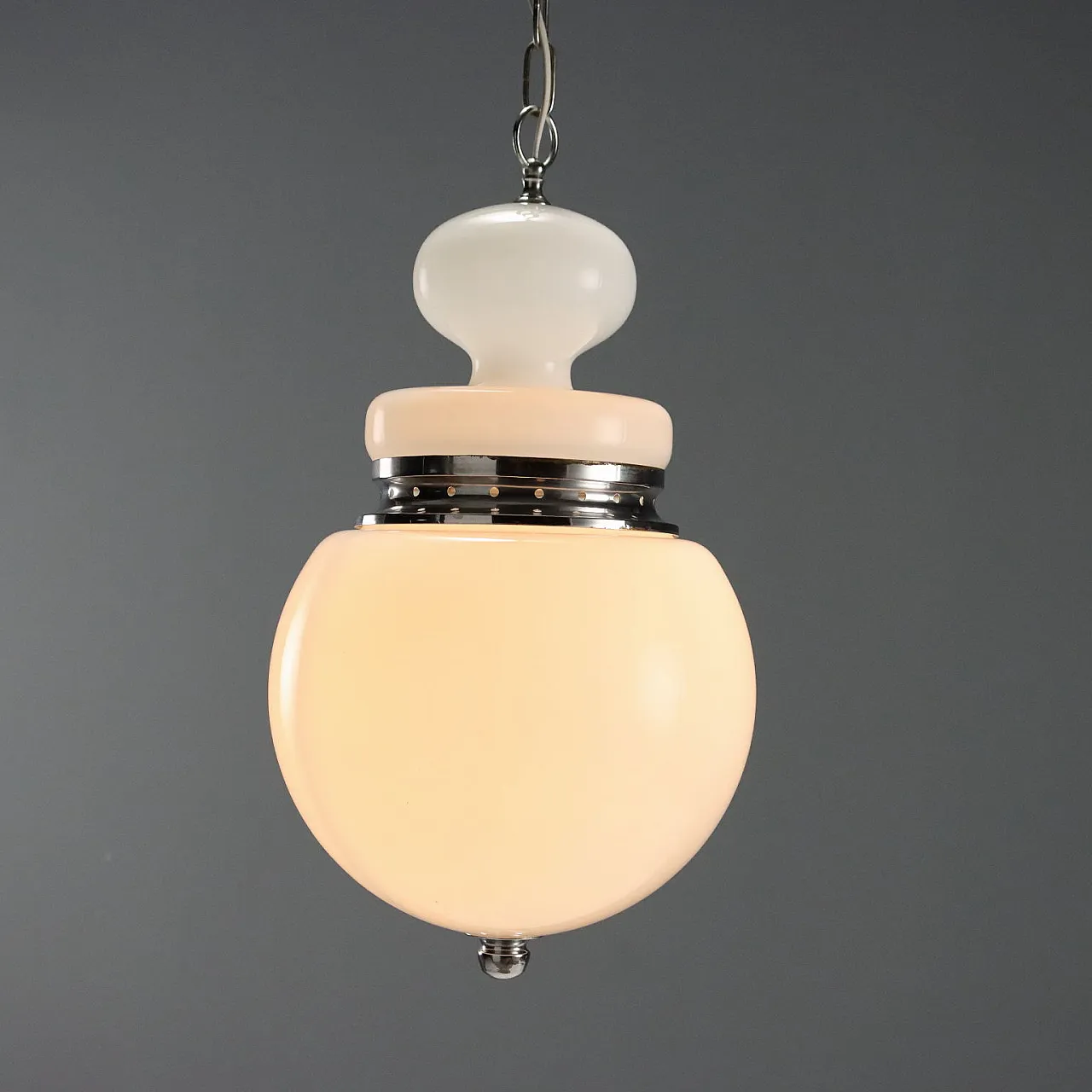 Coppia di lampadari in vetro lattimo e metallo cromato, '900 5