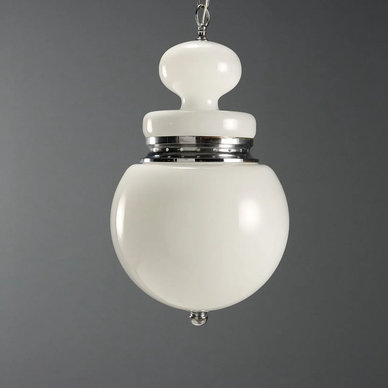 Coppia di lampadari in vetro lattimo e metallo cromato, '900 8