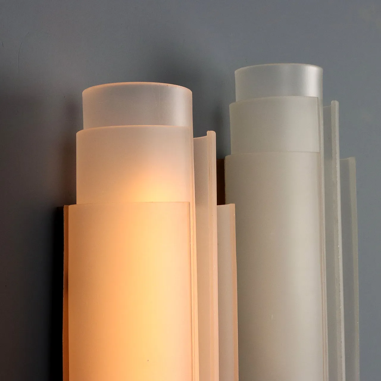 Coppia di applique in ottone e vetro satinato, '900 4