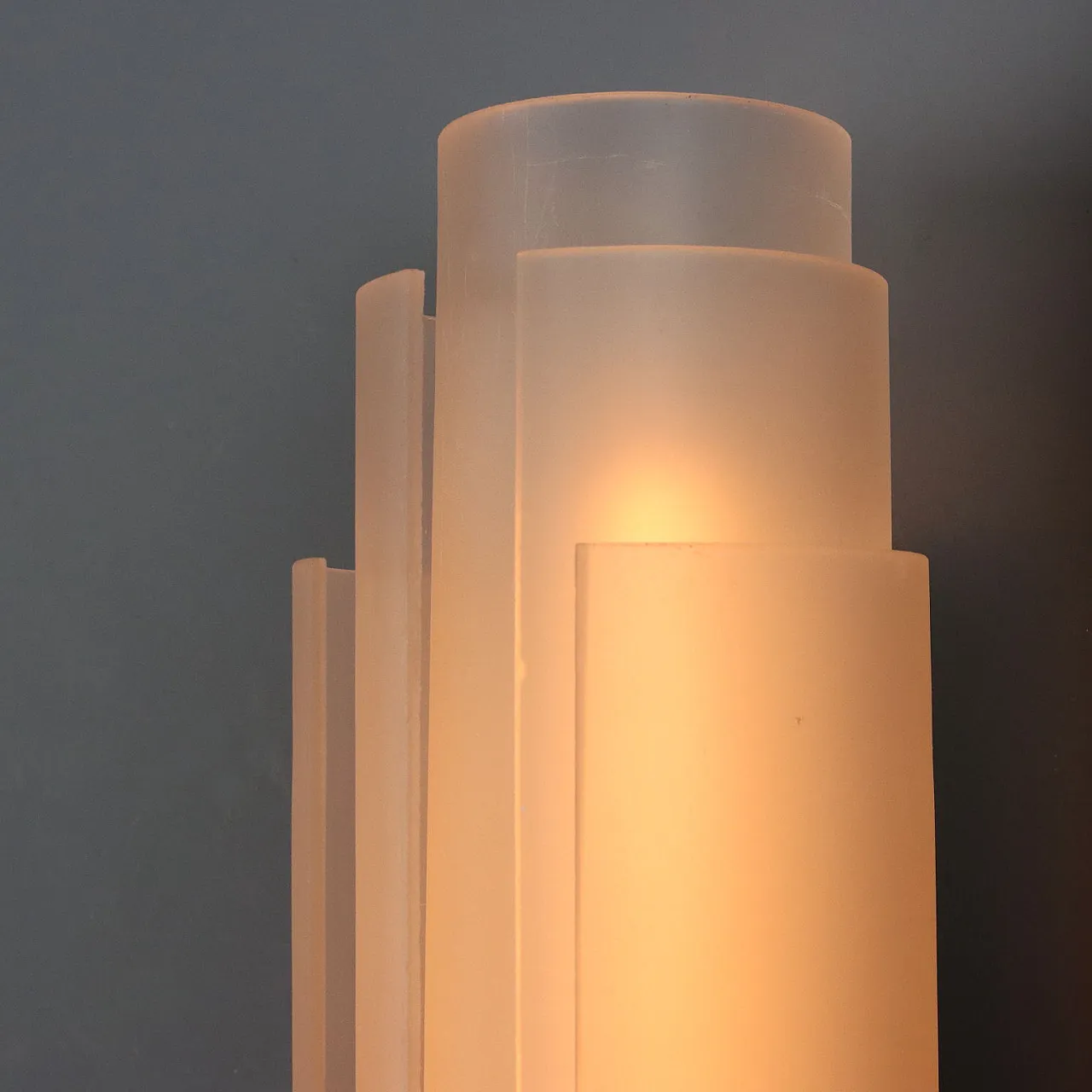 Coppia di applique in ottone e vetro satinato, '900 5