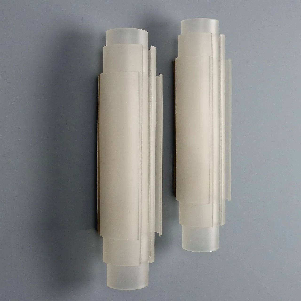 Coppia di applique in ottone e vetro satinato, '900 6