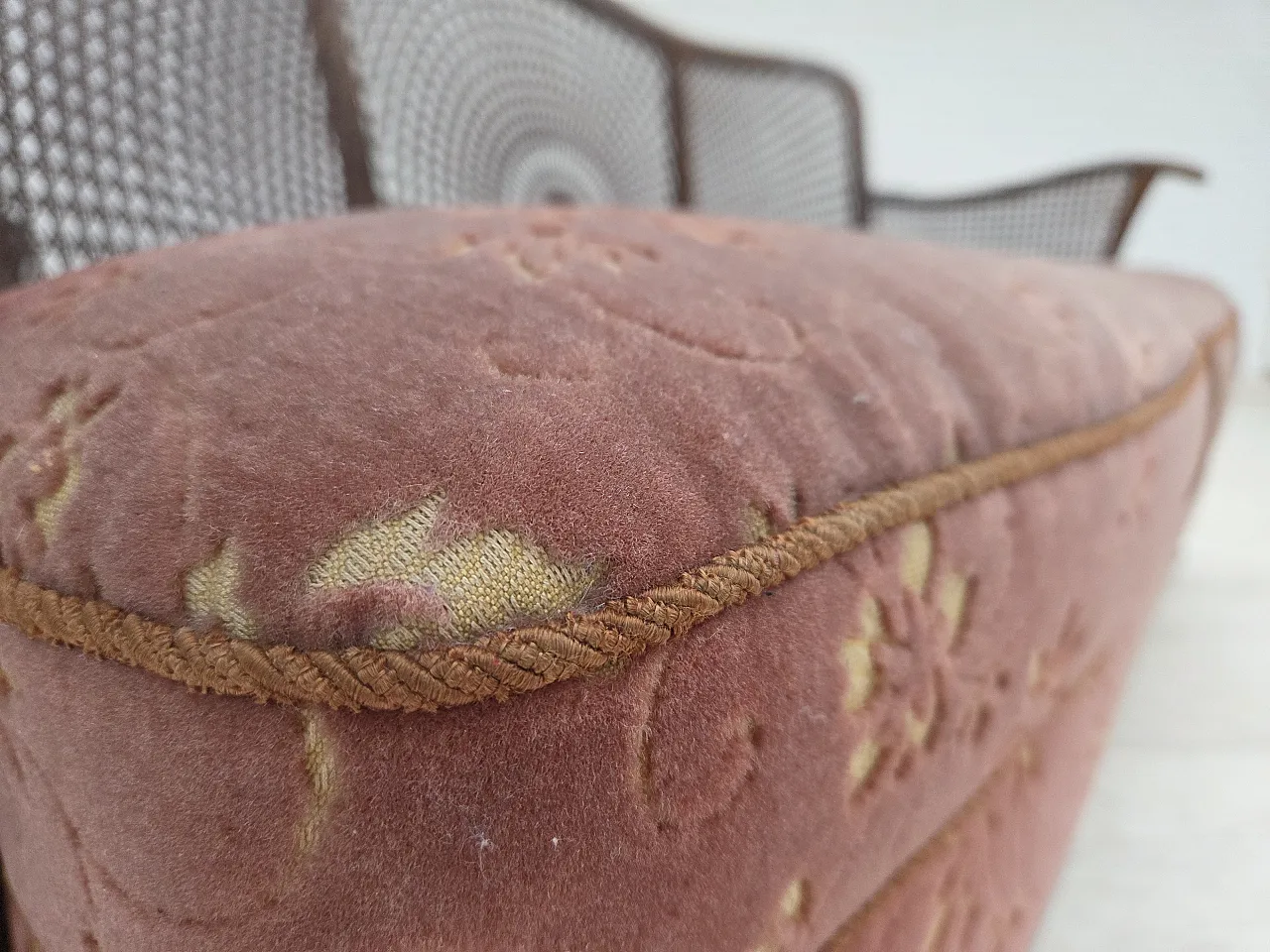 Danish 3-seater sofa in salmon pink velour and furniture mesh, 1950s 8