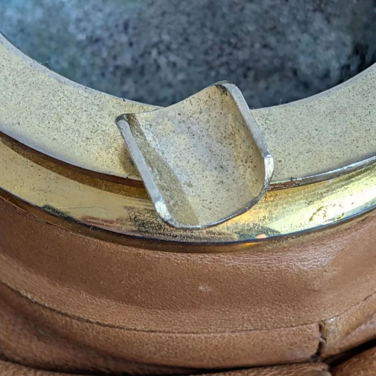 Posacenere imbottito in pelle ottone, anni 70, made in Italy 4