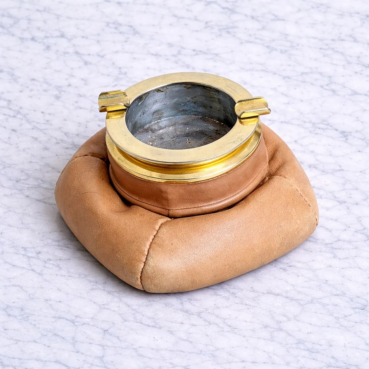 Posacenere imbottito in pelle ottone, anni 70, made in Italy 5