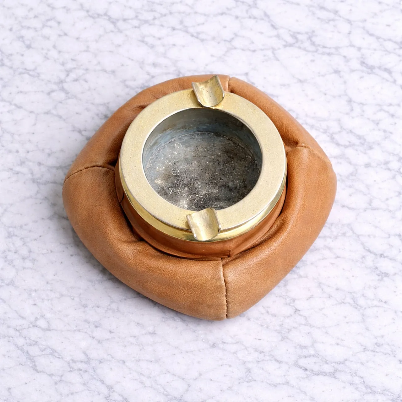 Posacenere imbottito in pelle ottone, anni 70, made in Italy 6