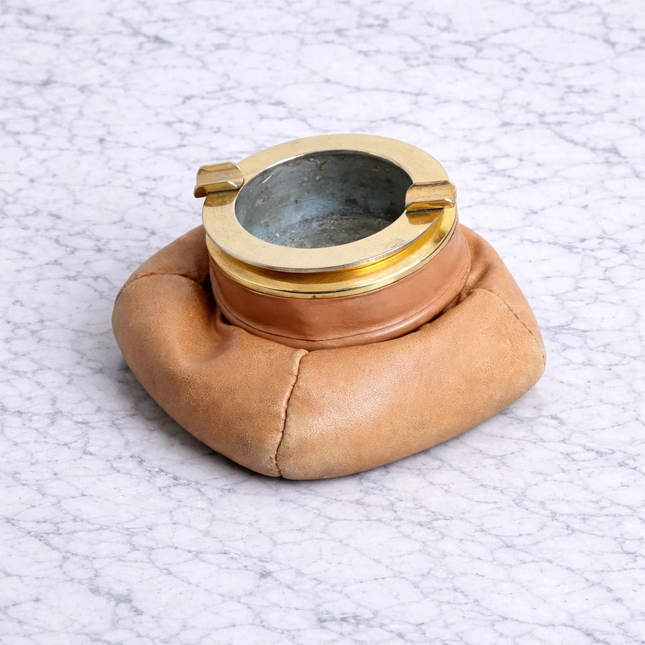 Posacenere imbottito in pelle ottone, anni 70, made in Italy 8