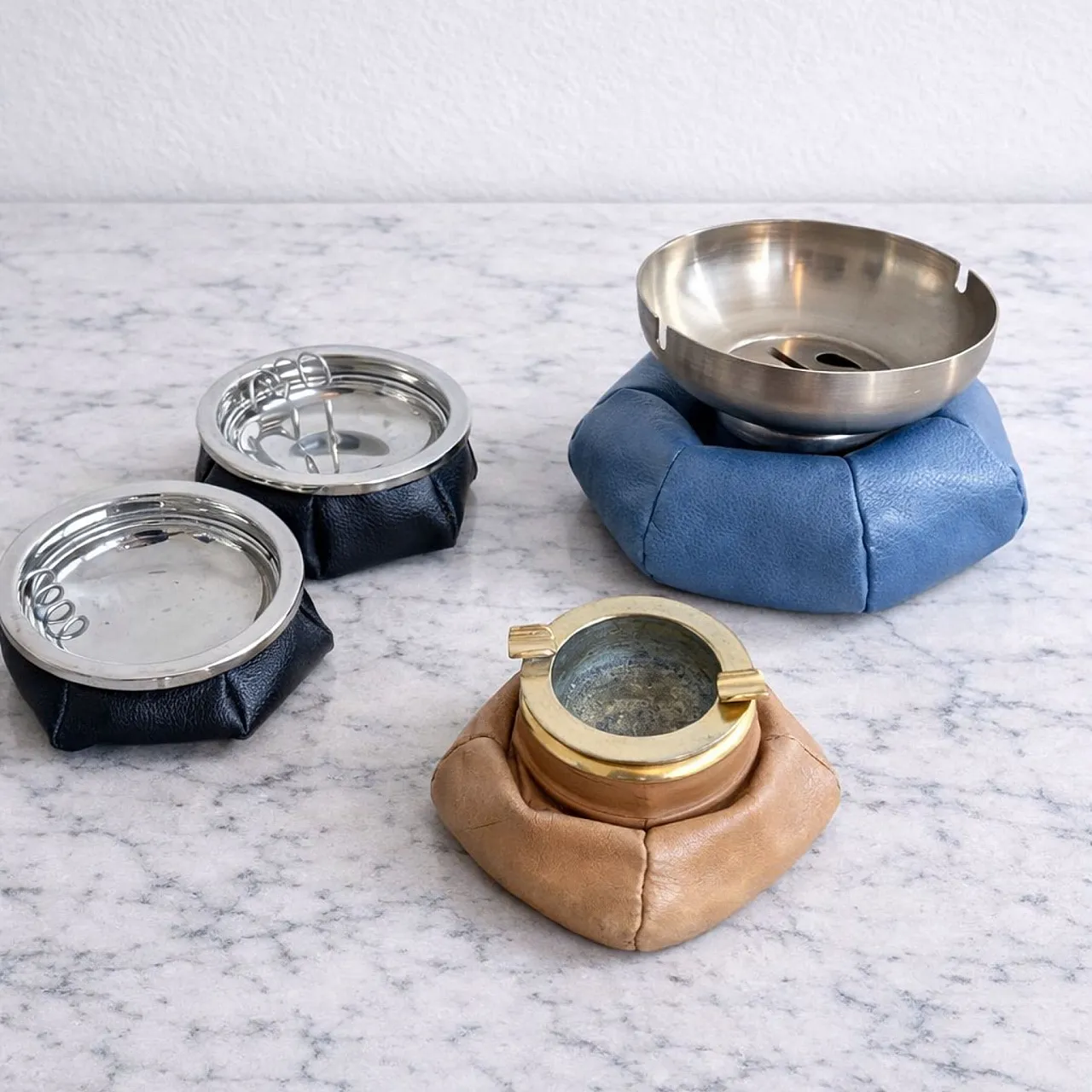 Pair of padded ashtrays in leather and metal, 1970s 1