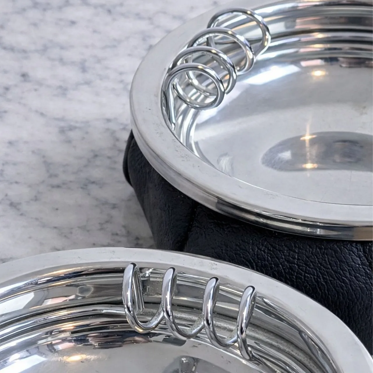 Pair of padded ashtrays in leather and metal, 1970s 3