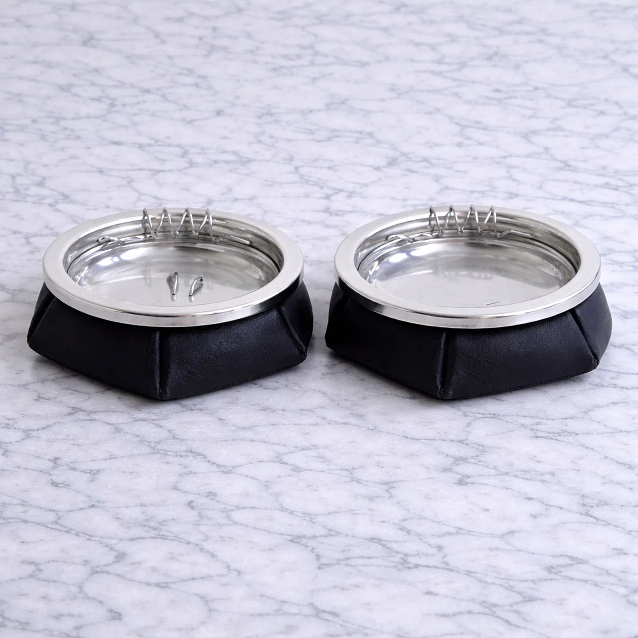 Pair of padded ashtrays in leather and metal, 1970s 5