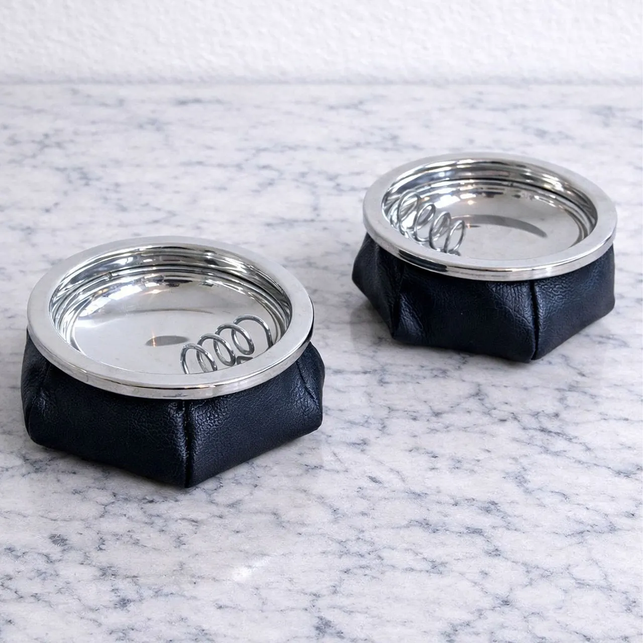 Pair of padded ashtrays in leather and metal, 1970s 7