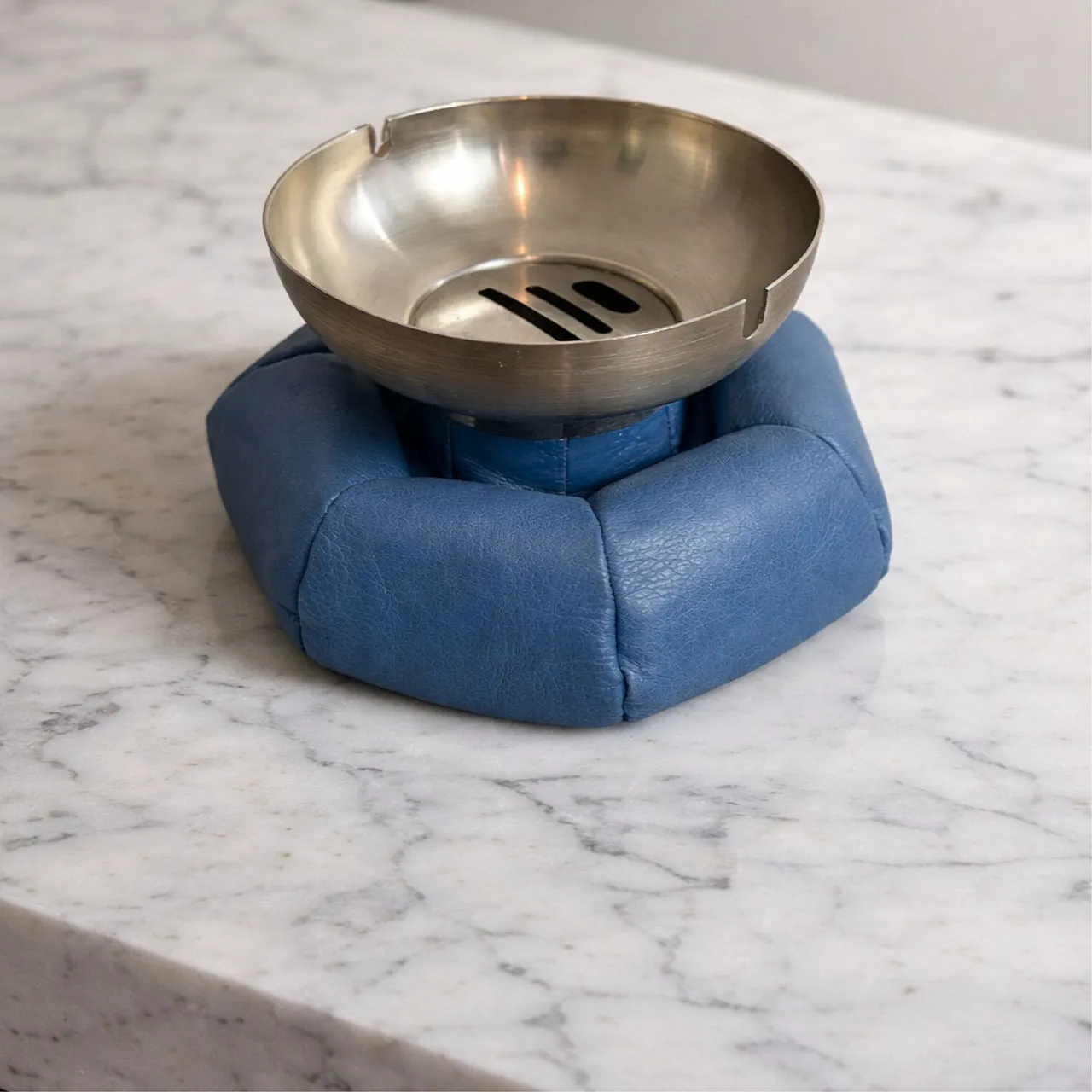 Padded ashtray in leather and metal by Poltrona Frau from the 70s 5