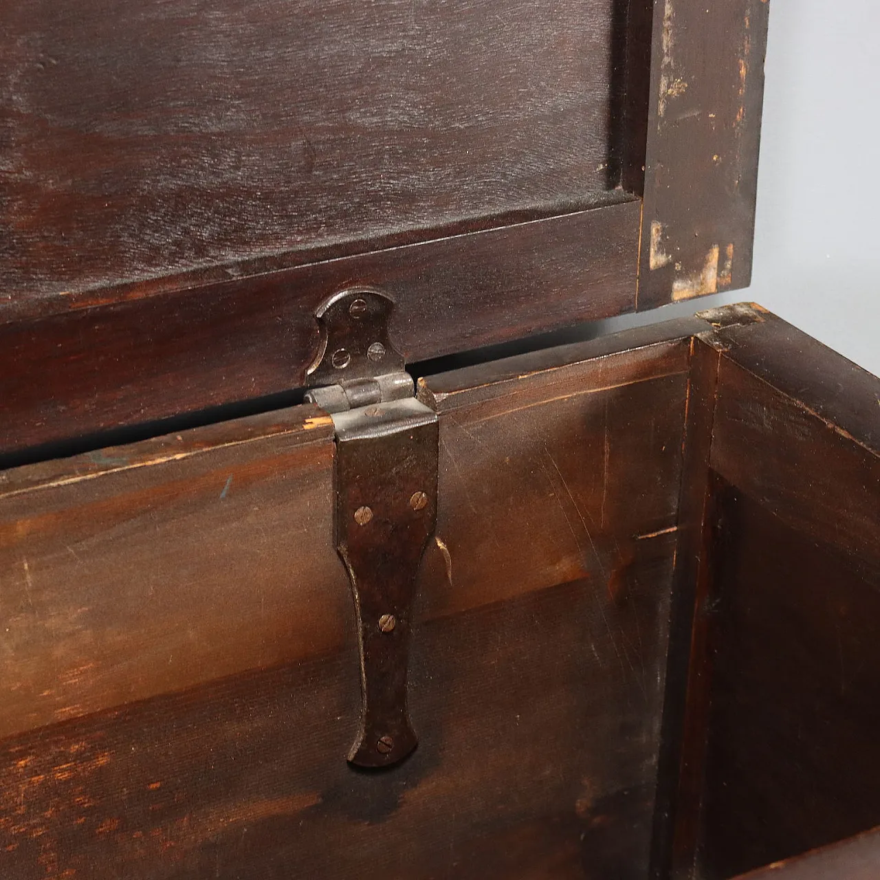 Cassapanca in abete tinto noce, fine '800 8