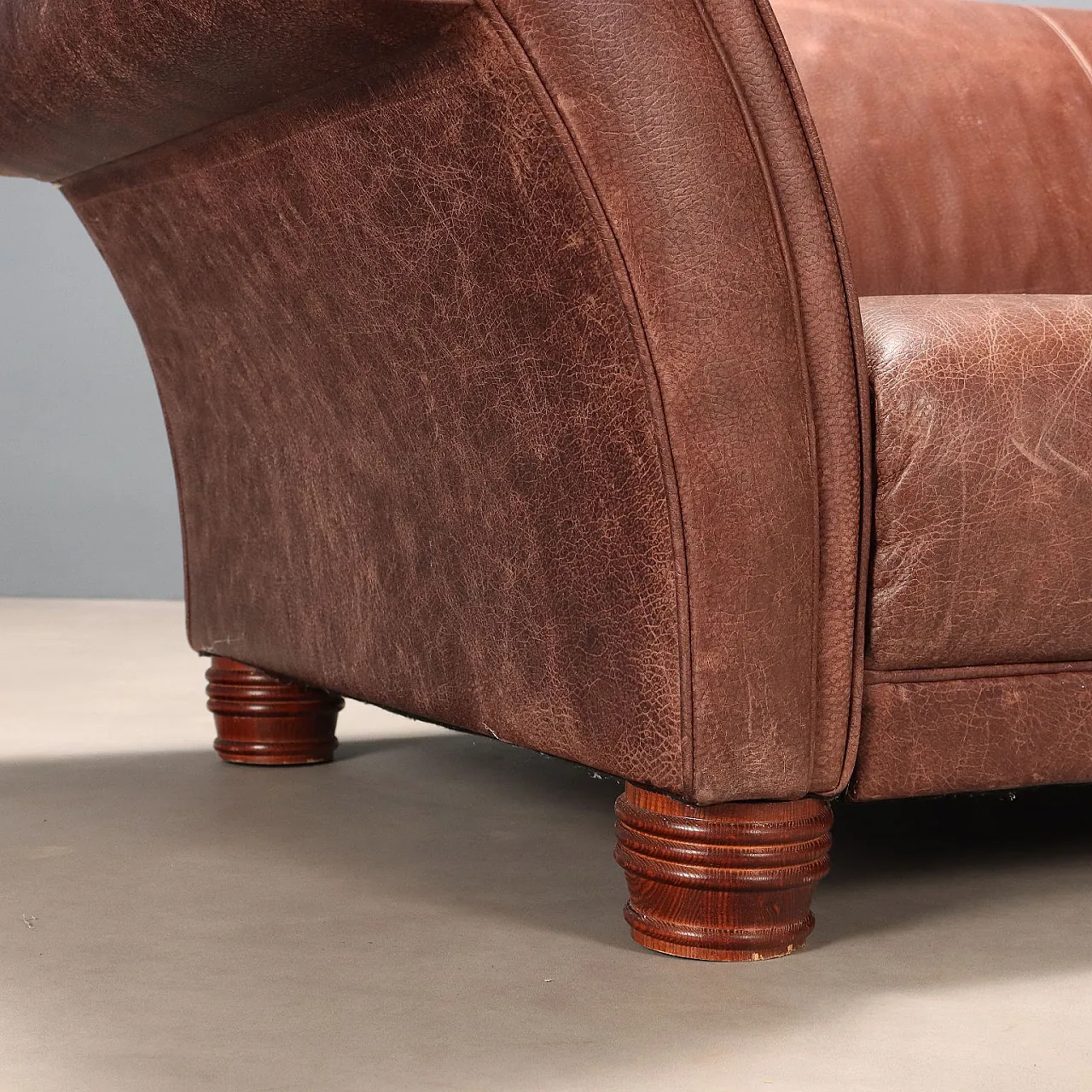 Divano in pelle marrone e gambe in rovere tornito tinto, '900 4