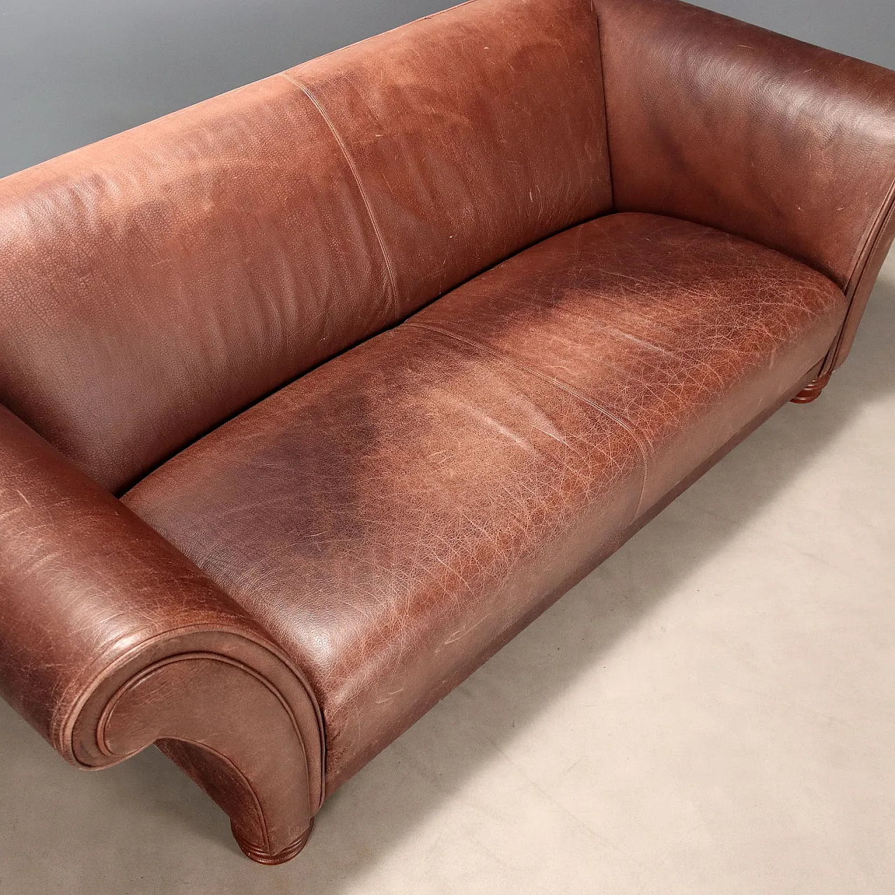 Divano in pelle marrone e gambe in rovere tornito tinto, '900 5