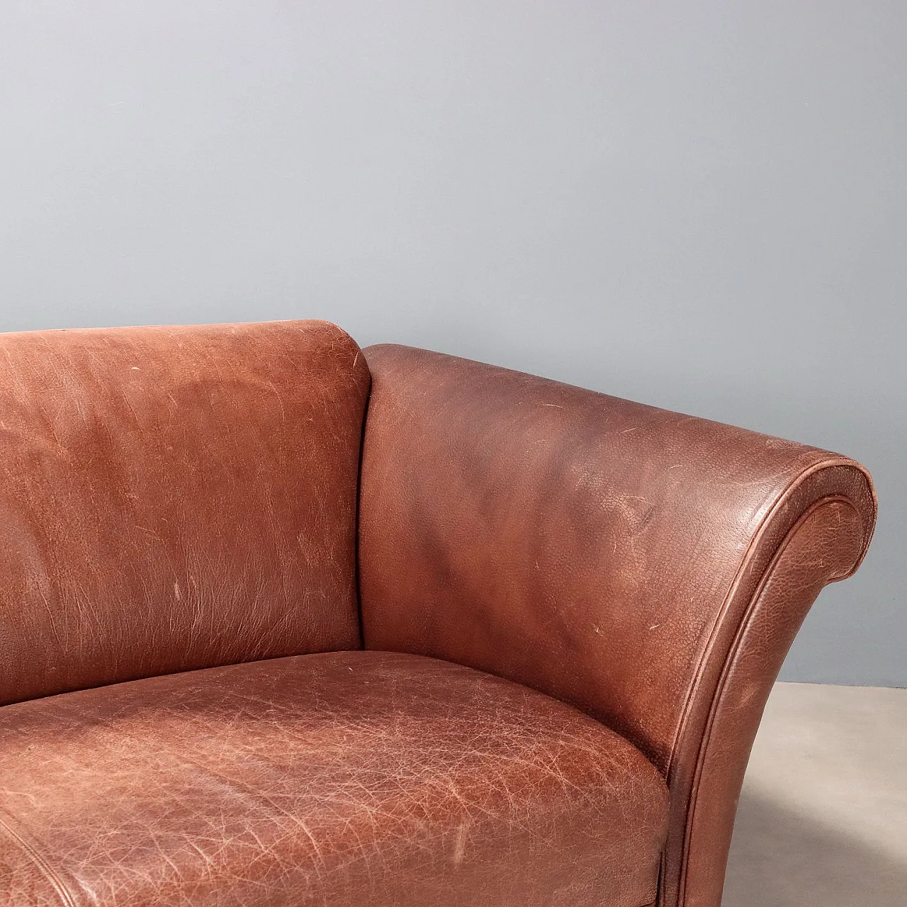 Divano in pelle marrone e gambe in rovere tornito tinto, '900 6