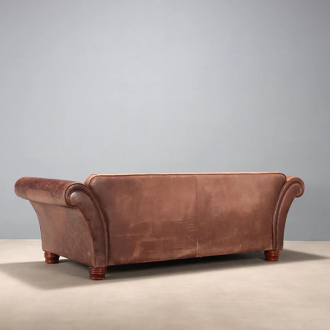 Divano in pelle marrone e gambe in rovere tornito tinto, '900 8