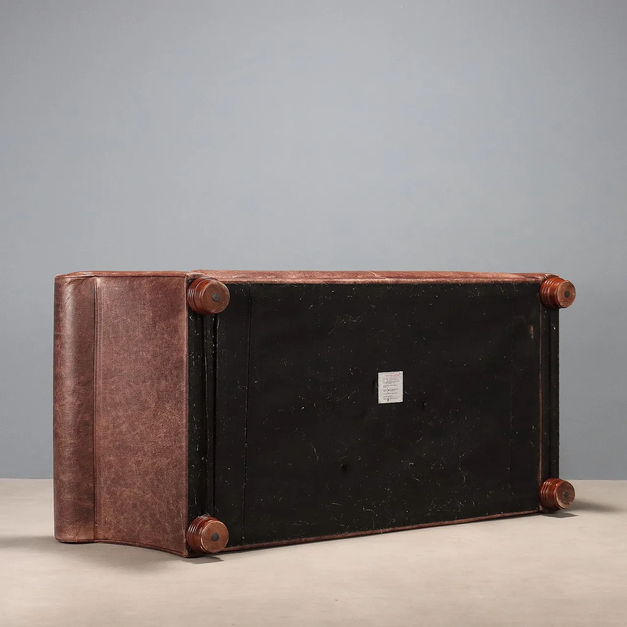 Divano in pelle marrone e gambe in rovere tornito tinto, '900 9