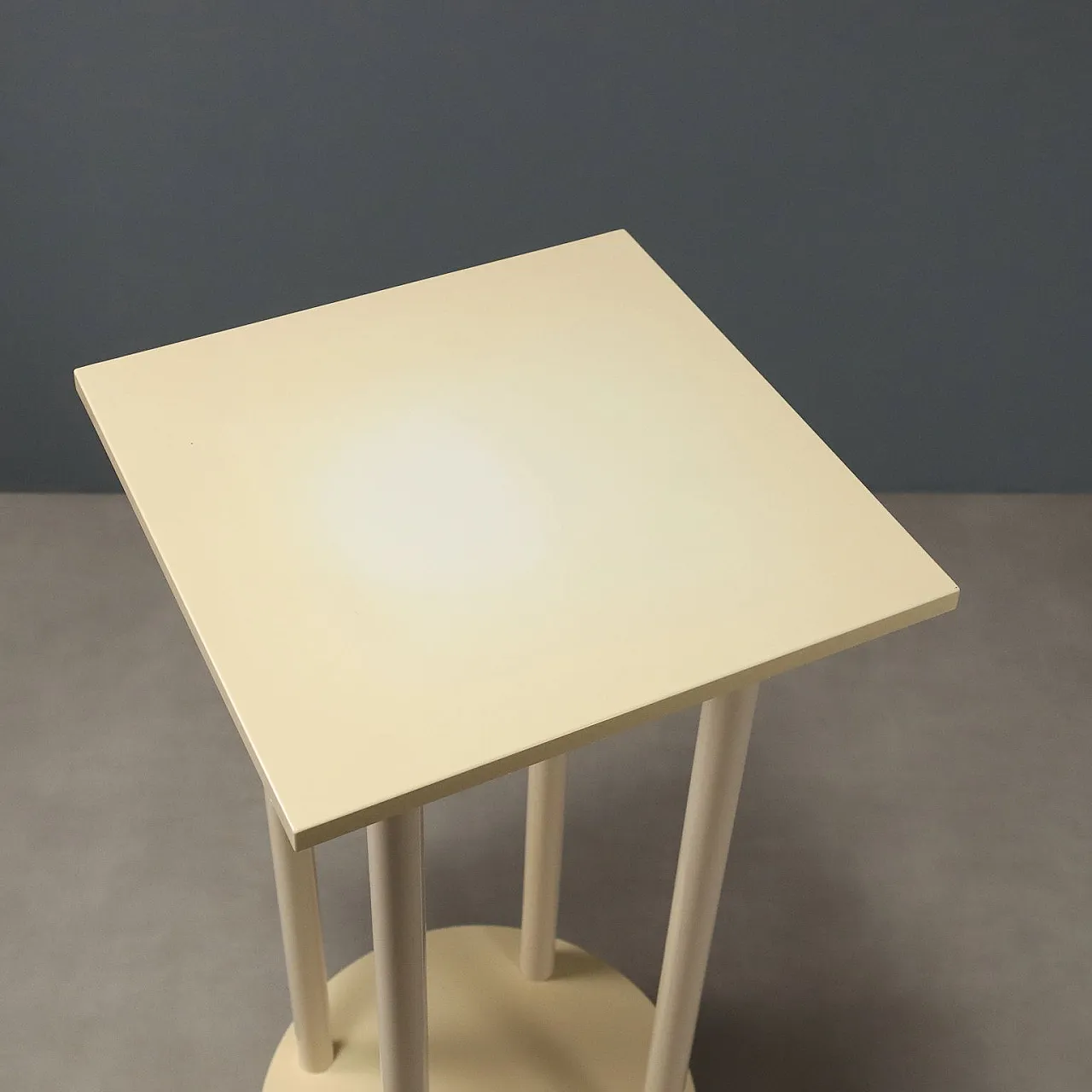 High table in white plastic, 1970s 4