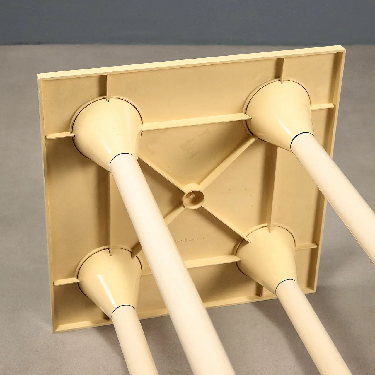 High table in white plastic, 1970s 7