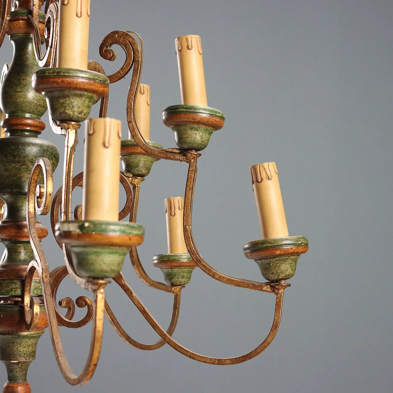 Twelve-light chandelier in curled and gilded iron, 20th century 4