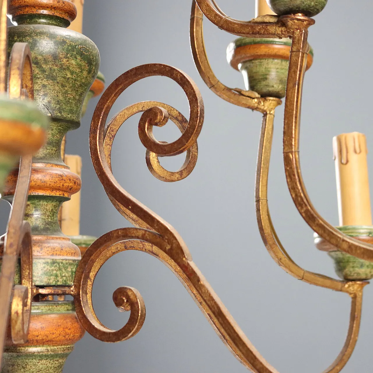 Twelve-light chandelier in curled and gilded iron, 20th century 6