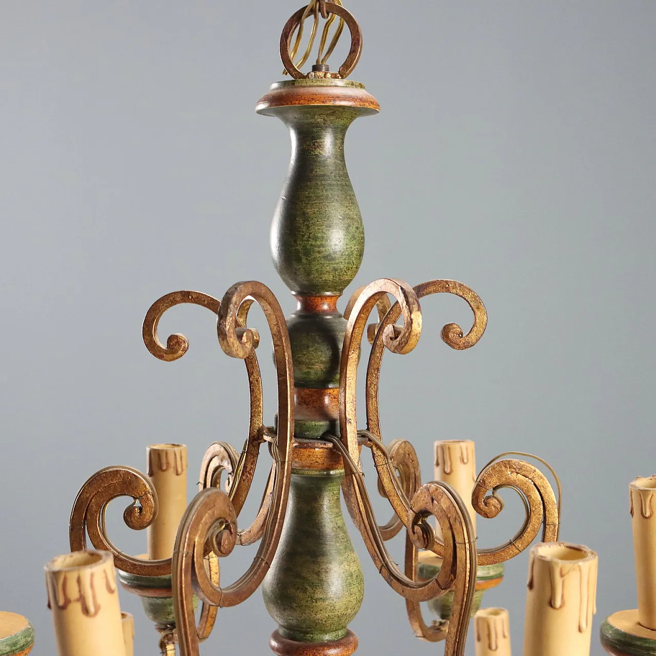 Twelve-light chandelier in curled and gilded iron, 20th century 8