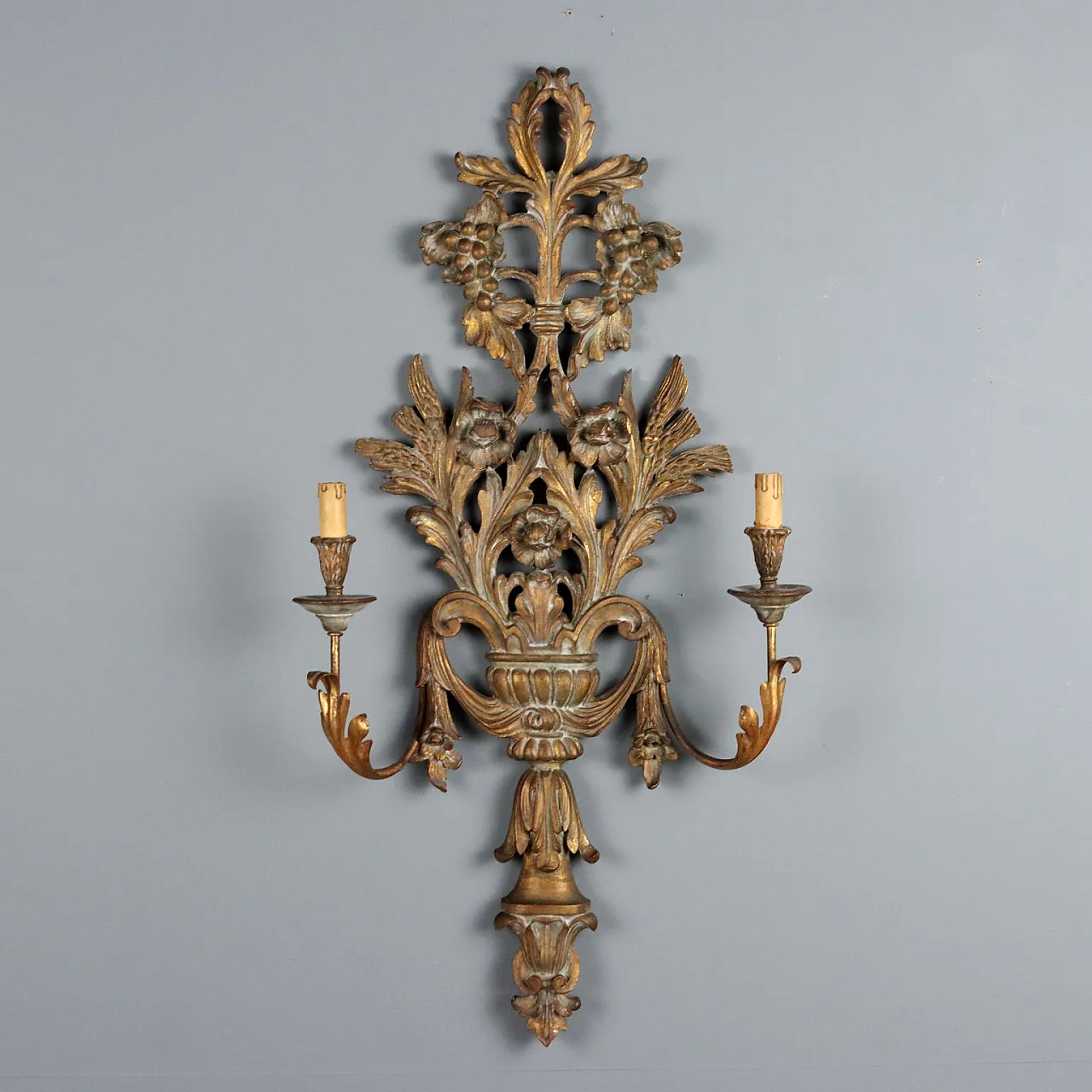 Carved and gilded wooden wall lamp, early 20th century 1