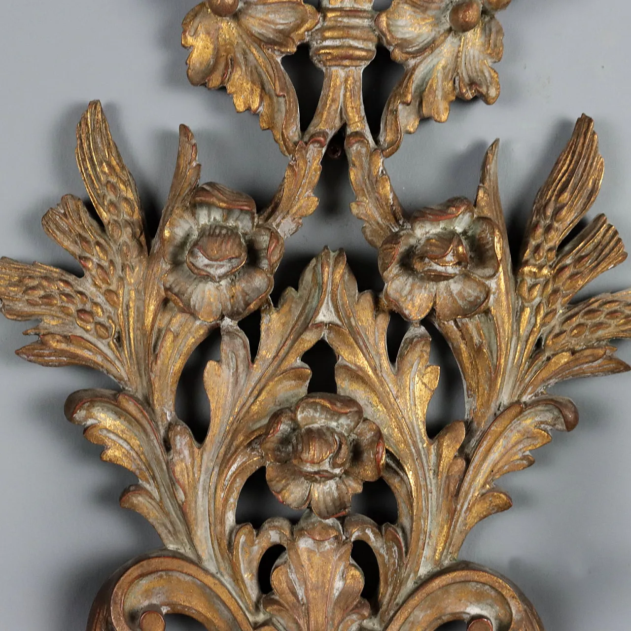 Carved and gilded wooden wall lamp, early 20th century 5