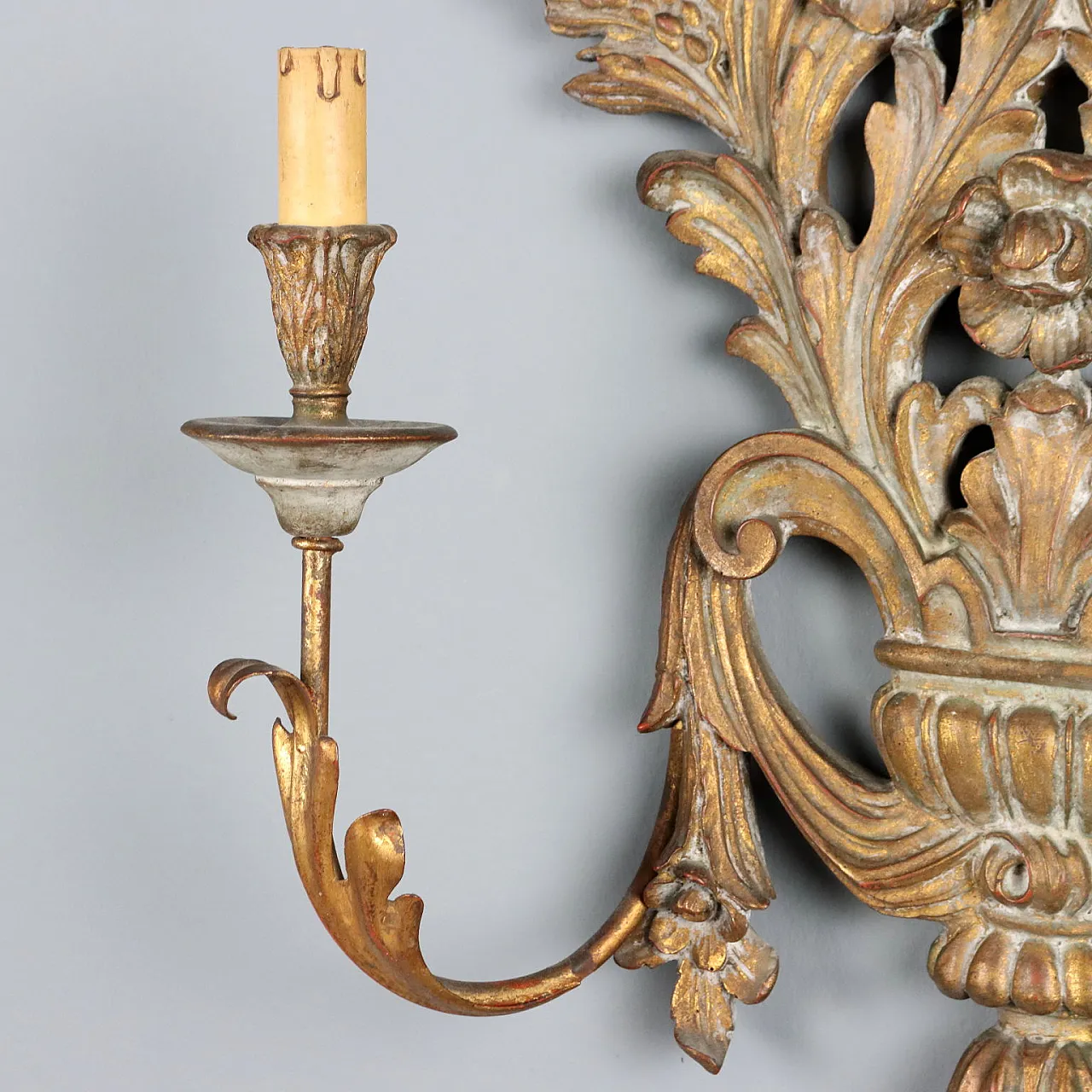 Carved and gilded wooden wall lamp, early 20th century 7