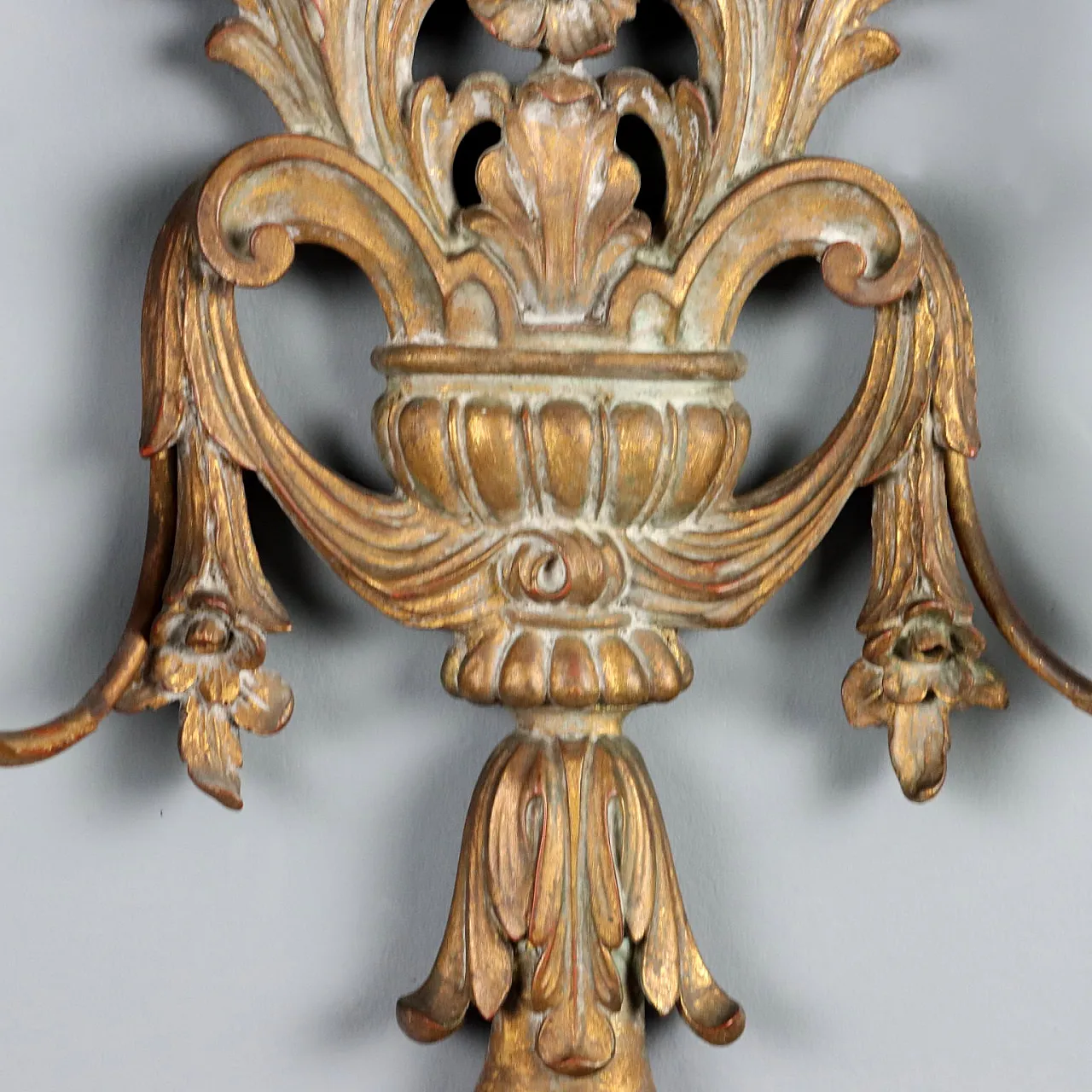 Carved and gilded wooden wall lamp, early 20th century 9