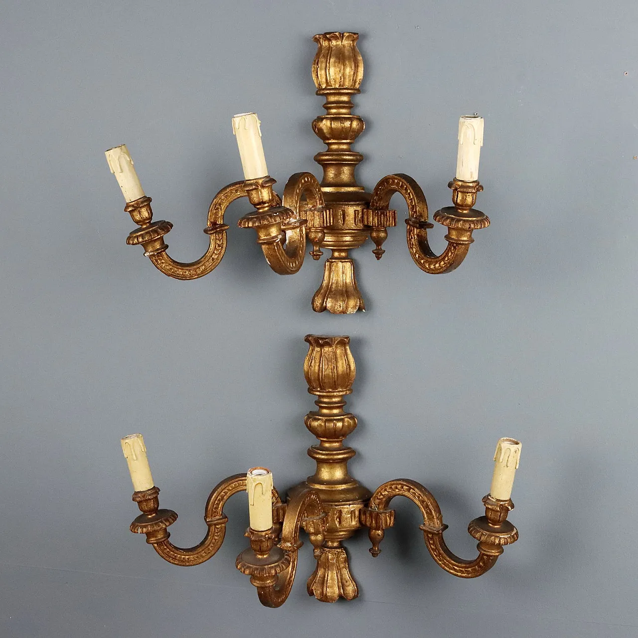 Pair of carved and gilded wooden wall lamps, early 20th century 1