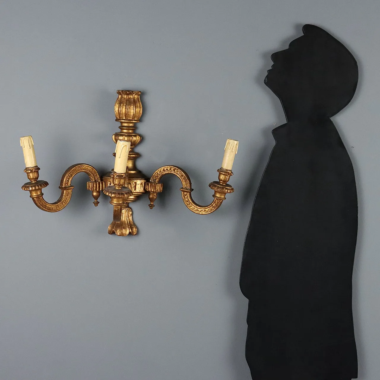 Pair of carved and gilded wooden wall lamps, early 20th century 2