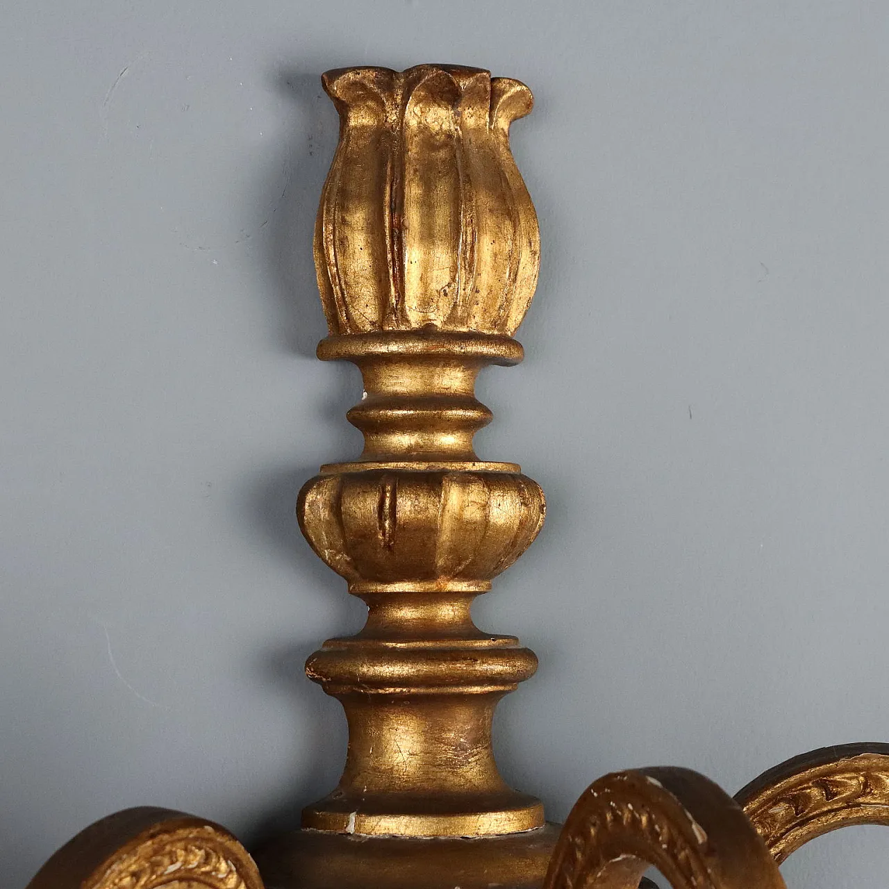 Pair of carved and gilded wooden wall lamps, early 20th century 5