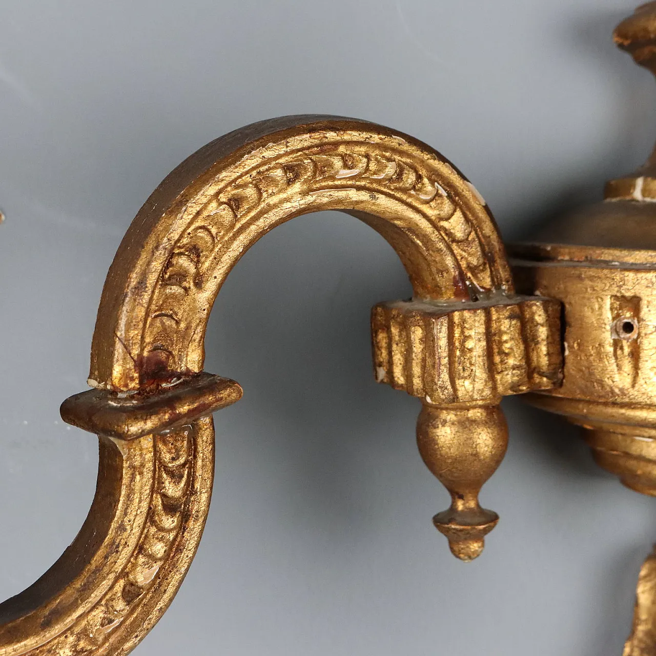 Pair of carved and gilded wooden wall lamps, early 20th century 6