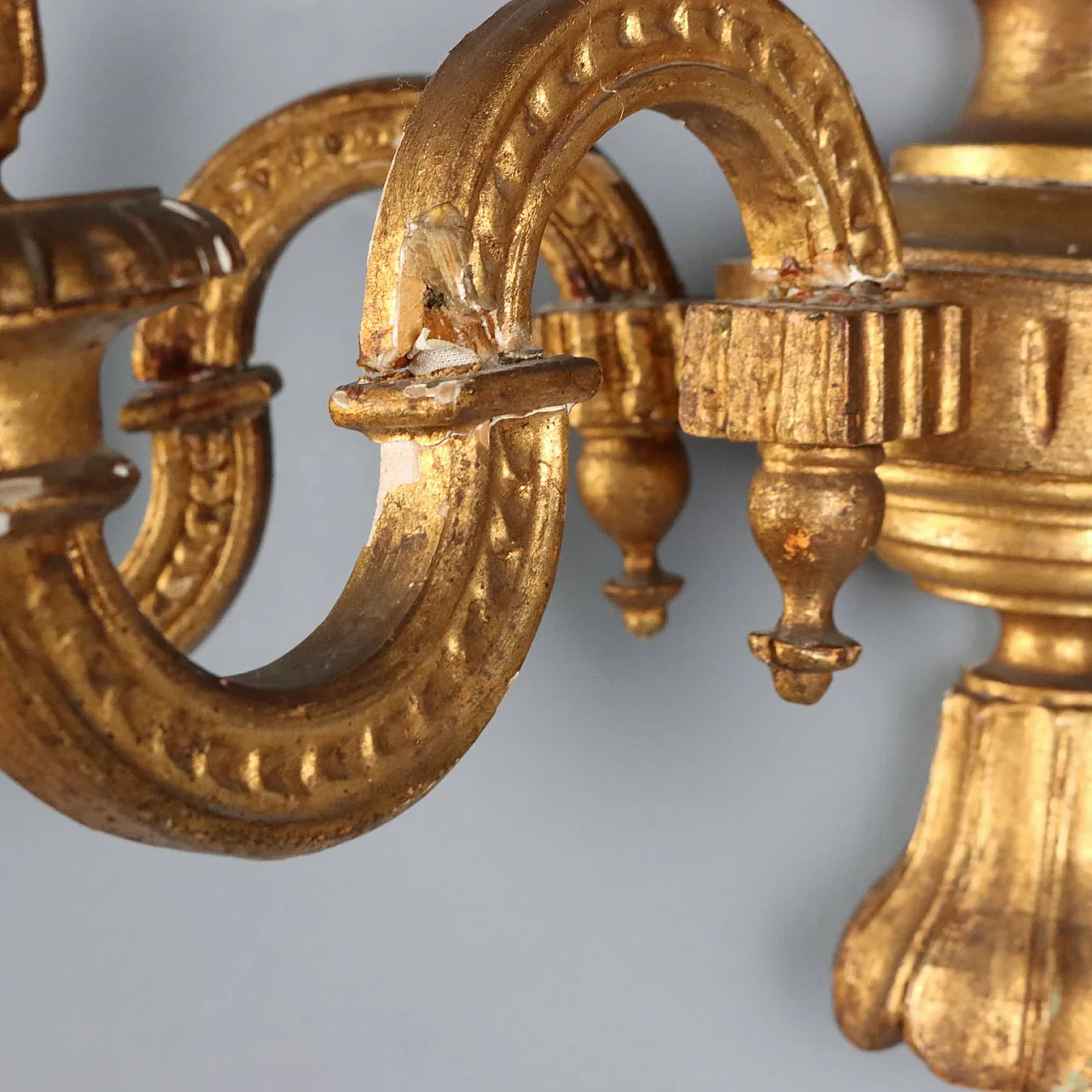 Pair of carved and gilded wooden wall lamps, early 20th century 7